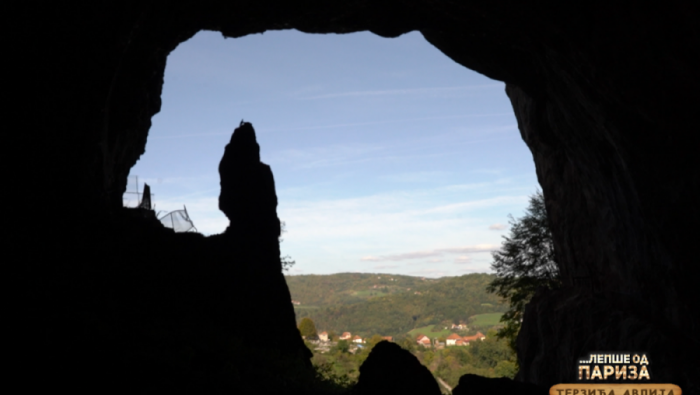 PEĆINA ČIJI ULAZ SPADA U RED MONUMENTALNIH DELA PRIRODE,  a odmah je pored puta za Zlatibor