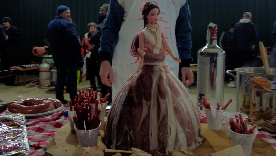 BARBIKA U PRŠUTI na Festivalu hurke i kobasice