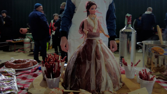 BARBIKA U PRŠUTI na Festivalu hurke i kobasice