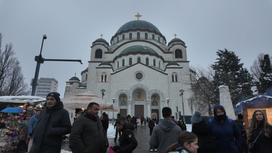 ZAPALJEN BADNJAK ispred Hrama Svetog Save na Badnje veče