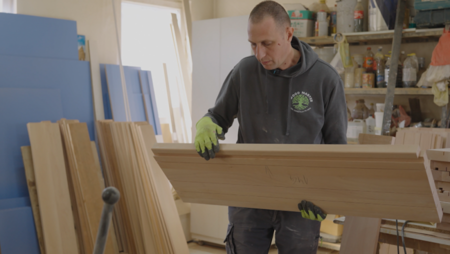 STOLAR I TAPETAR u serijalu "Zlatne ruke"