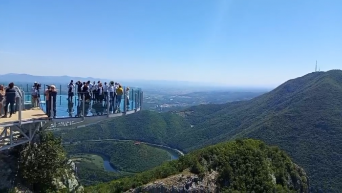 OTVOREN STAKLENI VIDIKOVAC NA KABLARU: Spektakularan pogled sa nove turističke atrakcije